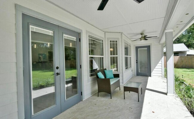 Foto del edificio - Stunning Home - Large Lot with 2 Car Garage!