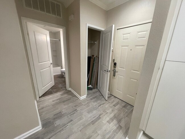Building Photo - Spacious & bright 1 bedroom apartment in Anaheim!
