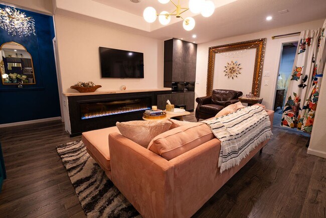 Building Photo - Luxury Furnished Basement Unit 2 Bed 1 Bath with Utilities Included!