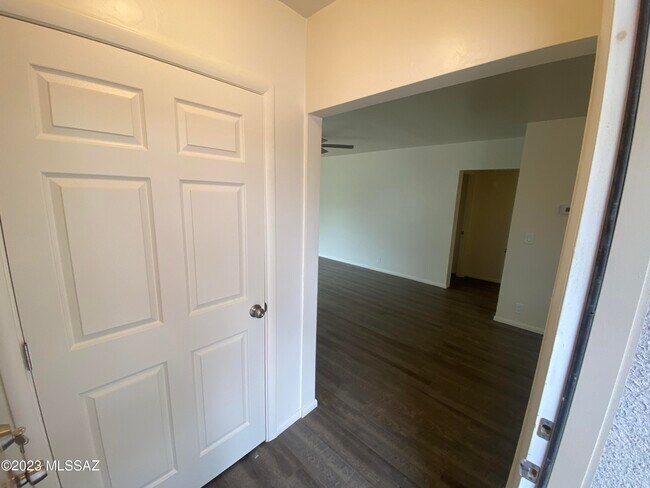Building Photo - 3325 E Blacklidge Dr