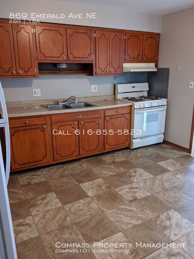 Foto del edificio - 869 Emerald Ave NE