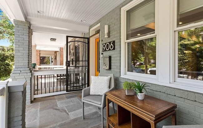 Building Photo - Updated 5 BR/4.5 BA Semi-Detached Home in ...