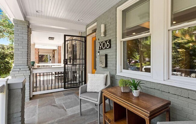 Foto del edificio - Updated 5 BR/4.5 BA Semi-Detached Home in ...