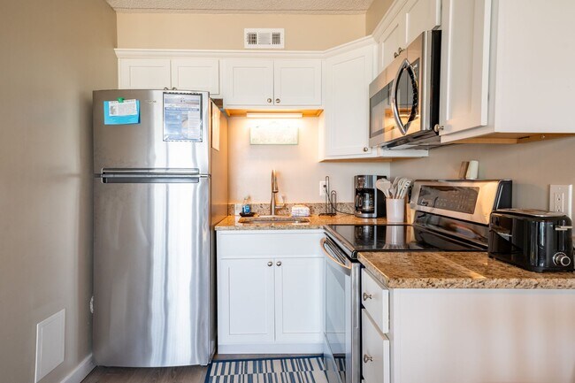 Foto del edificio - PERFECT "WORK FROM HOME" OFF-SEASON LOCATION