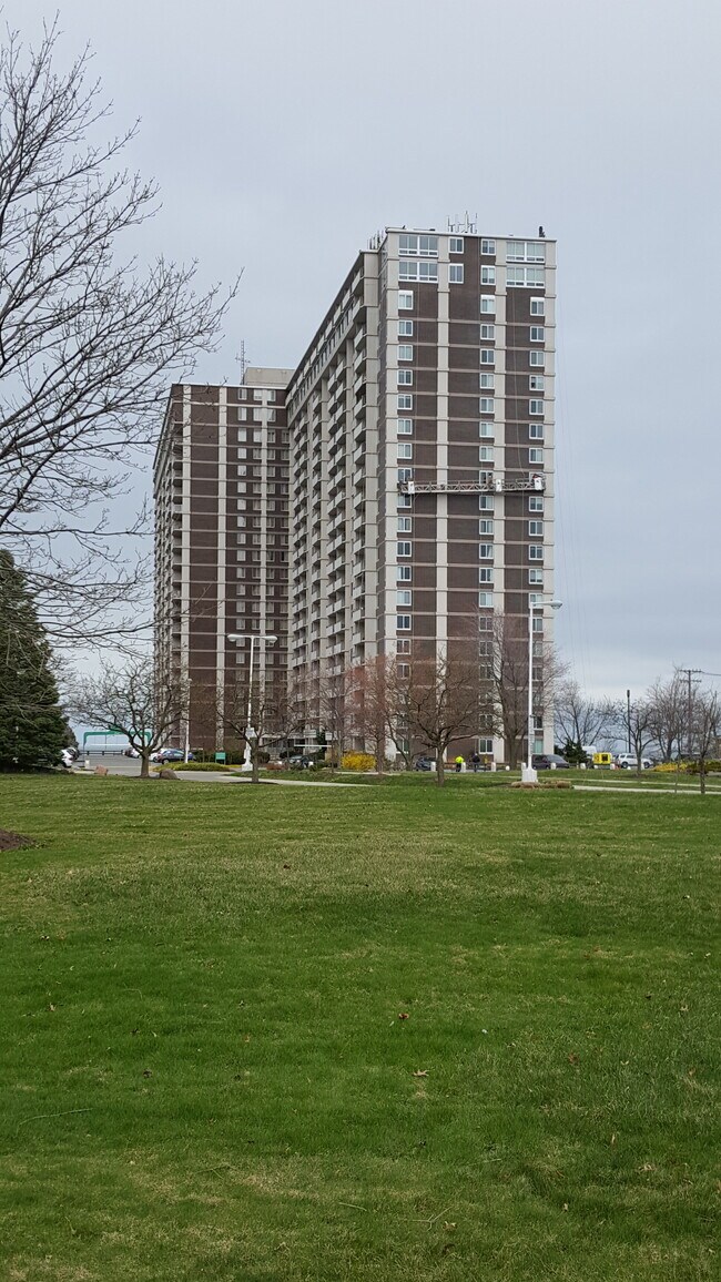 Foto del edificio - 12900 Lake Ave