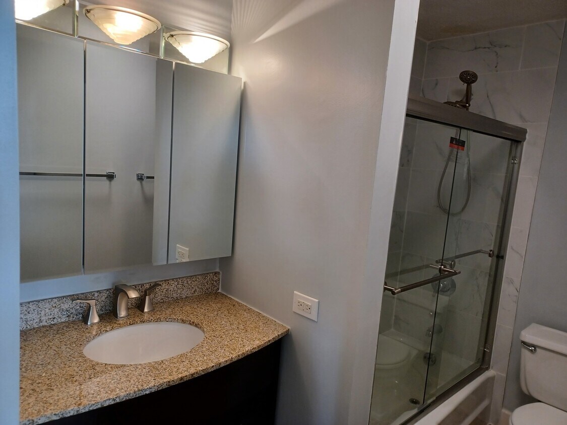 Foto del edificio - 5100 N Marine Dr