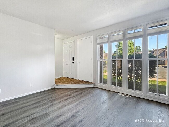 Foto del edificio - 6373 Barrie Rd