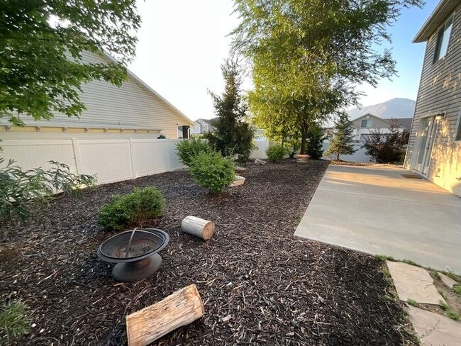 Building Photo - 4 bdrm 3 bth Home 2 Car Garage- Small Dog ...