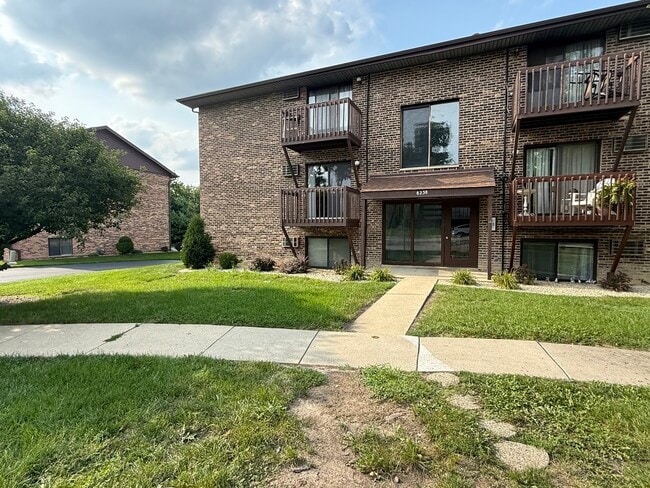 Building Photo - 8238 Woodland Dr