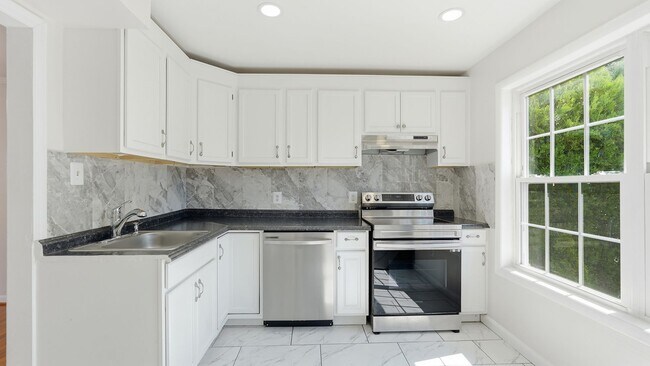 Building Photo - 1338 Redbud Ct