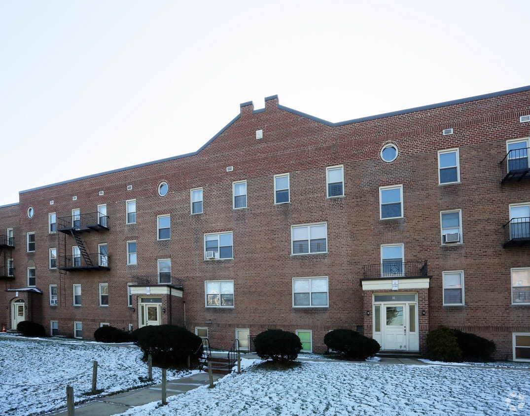 125 Pine St, Freeport, NY 11520 Apartments in Freeport, NY