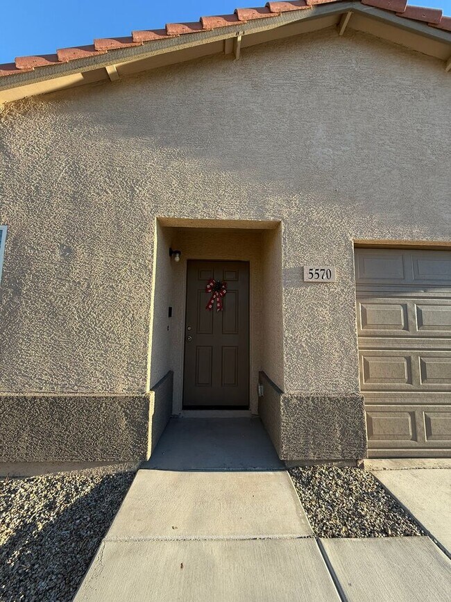 Foto del edificio - 4 Bedroom 2 Bath with fenced yard and 2car garage near River!