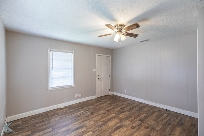 Foto del edificio - 2 bed, 2 bath, NEW HVAC, new everything! OWNER TO DO MOWING for $0!