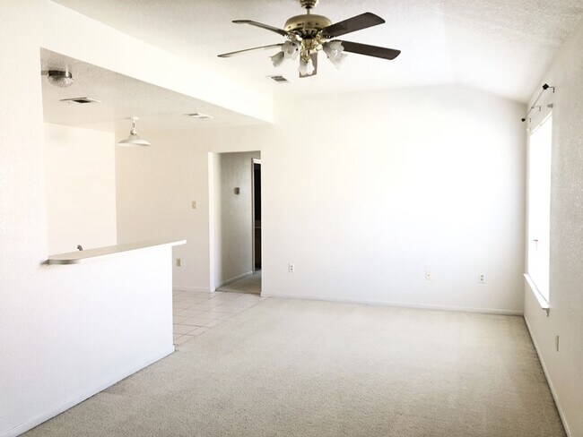 Foto del edificio - 1011 Hawk Trl, Unit 2- 2BD, 2BA, Pets Welc...