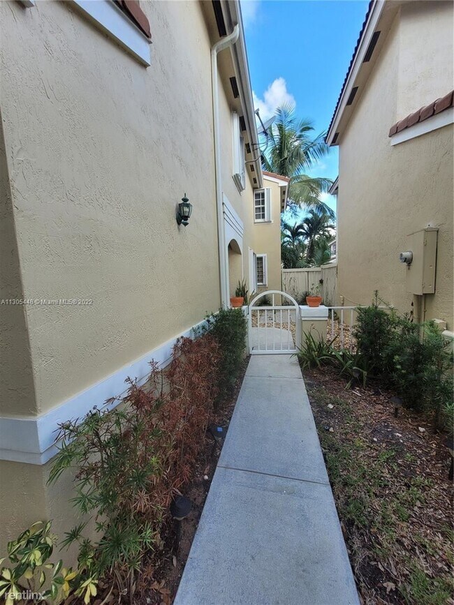 Building Photo - 5 br, 3.5 bath House - 15039 SW 51st St