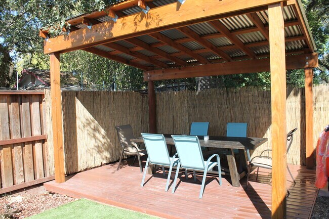 Foto del edificio - 1117 Cowan Ln
