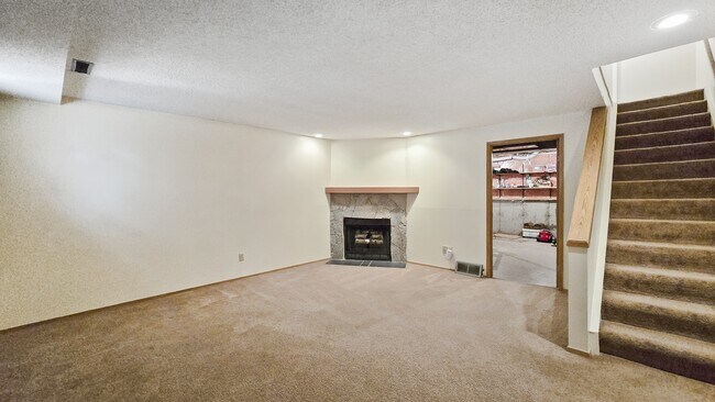 Building Photo - 49 Range Gardens NW