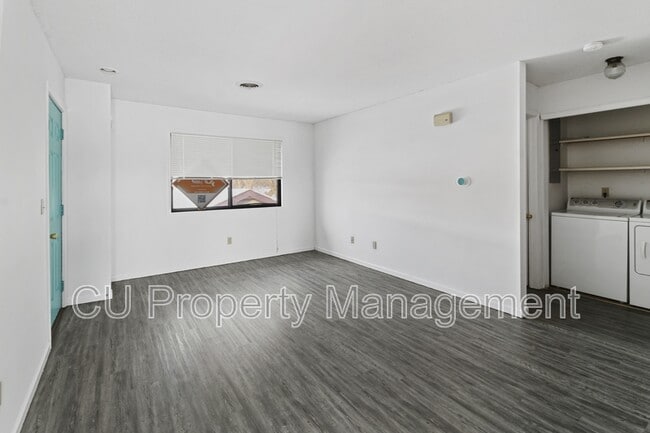 Building Photo - 1305 Christopher Cir