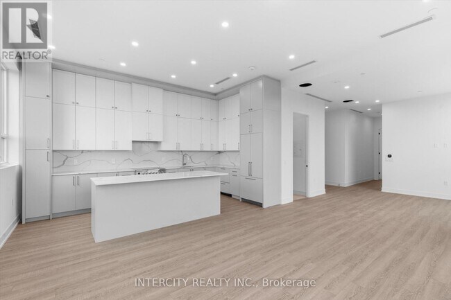 Building Photo - 2075 King Rd