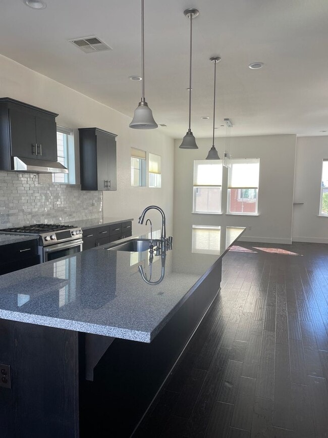 Building Photo - Spacious 3 Bedroom Home in Quiet Neighborhood - Solar Included!