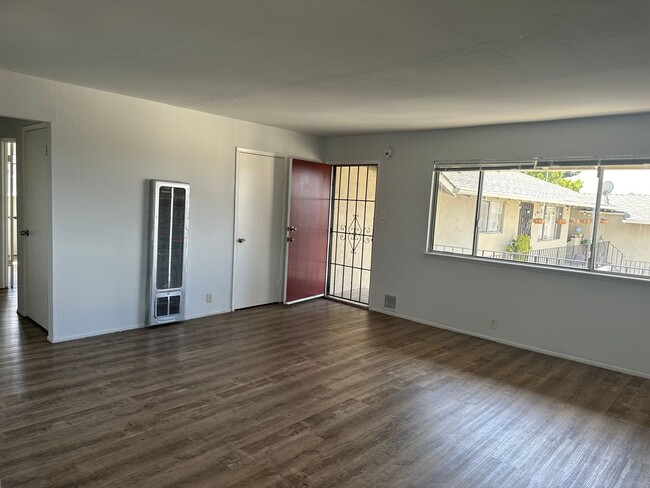 Building Photo - Large 2 bed/2 bath with beautiful view! Of...