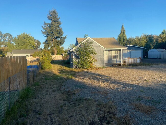 Foto del edificio - Cozy Single family home with two car garage and controlled access gate