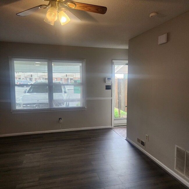 Building Photo - Remodeled townhouse in between Kernersvill...