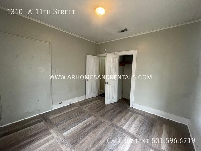 Building Photo - 1310  W 11th Street | $695 | 2 beds, 1 ful...