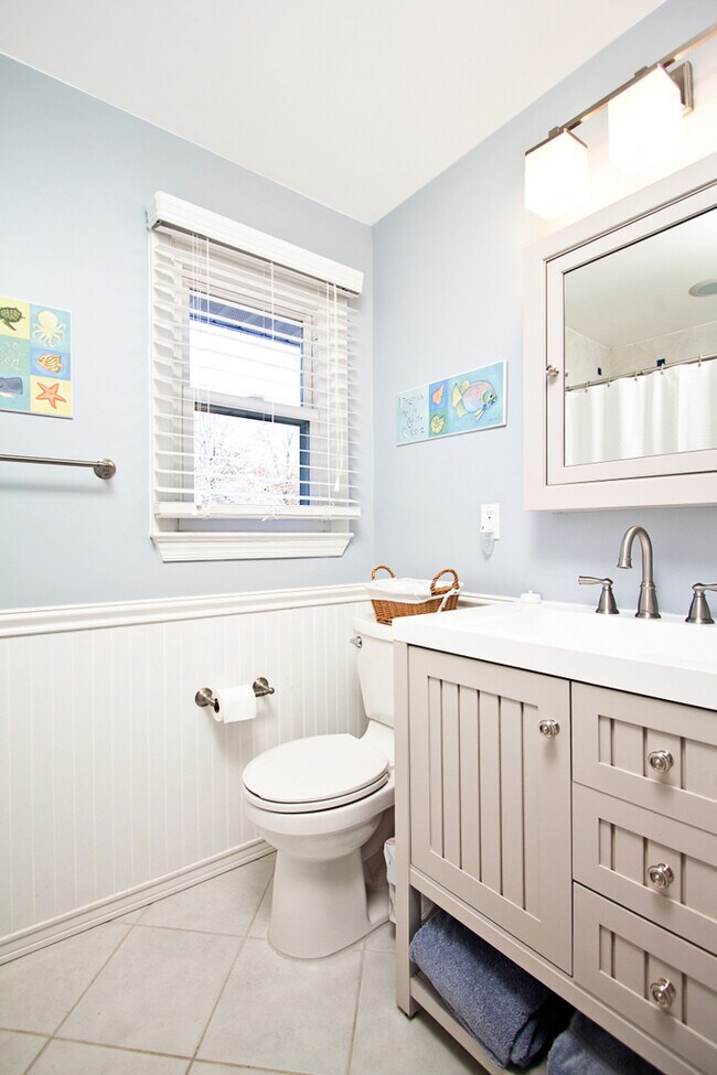 upper level hall bathroom - 6811 Lemon Rd