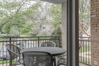 2BR, 1BA - 946SF - South Port