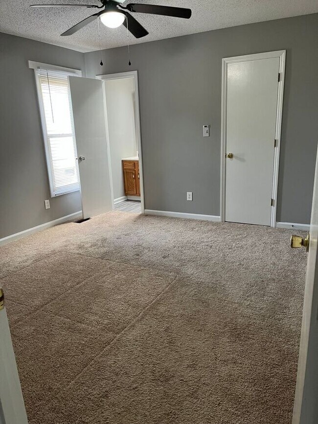 Building Photo - OakRidge, Kannapolis NC, 2br 1.5ba garden ...