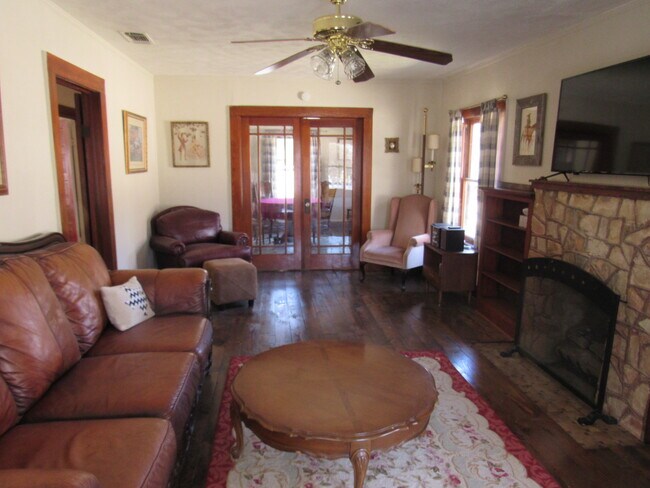 Foto del edificio - 206 E Columbia St