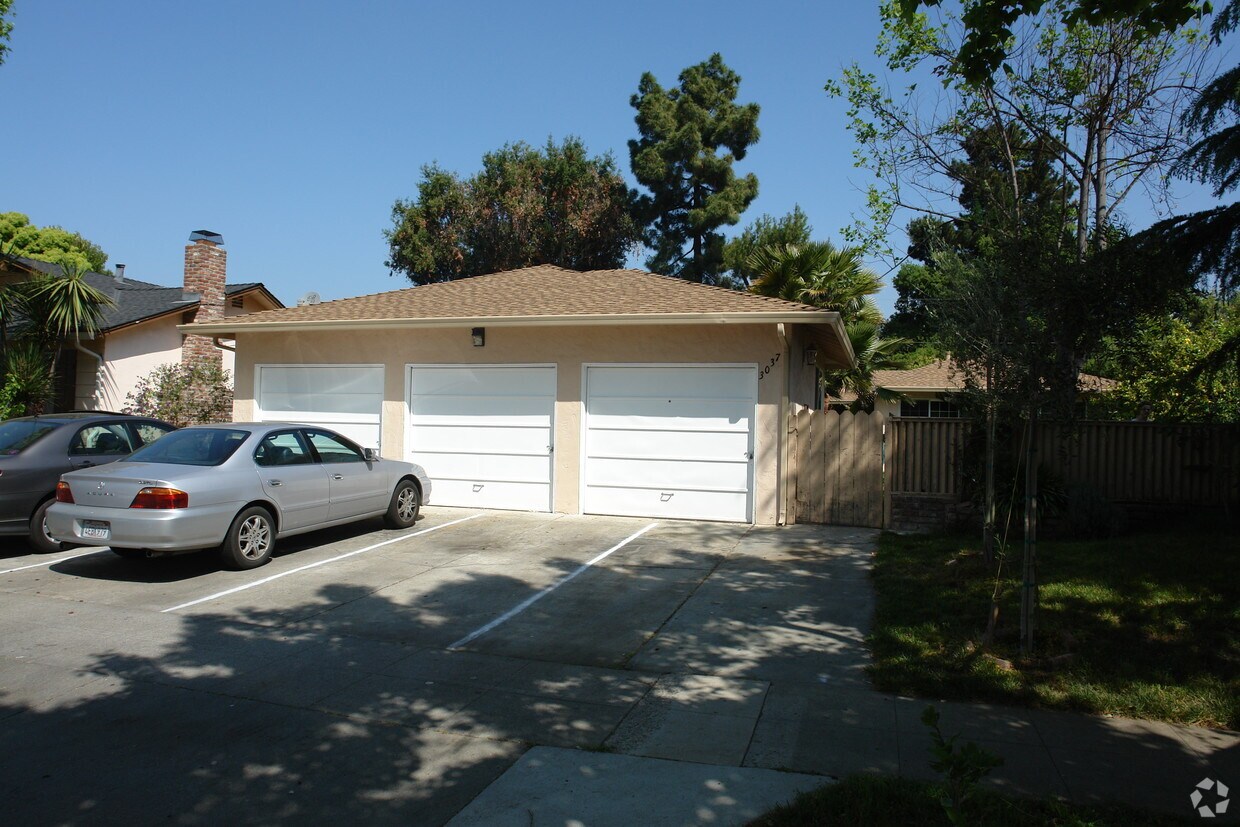 Building Photo - 3037 Van Sansul Ave