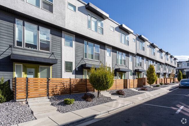 Foto del edificio - Moda Highland Park