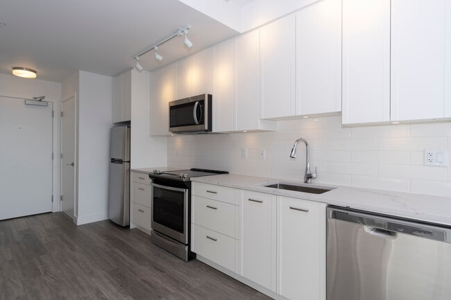 Building Photo - 1 Bedroom with view!