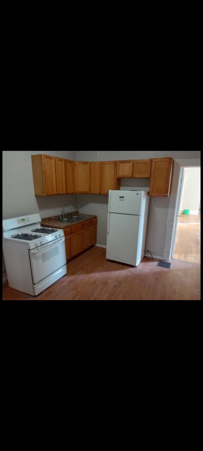 Kitchen - 2818 W Wilcox St