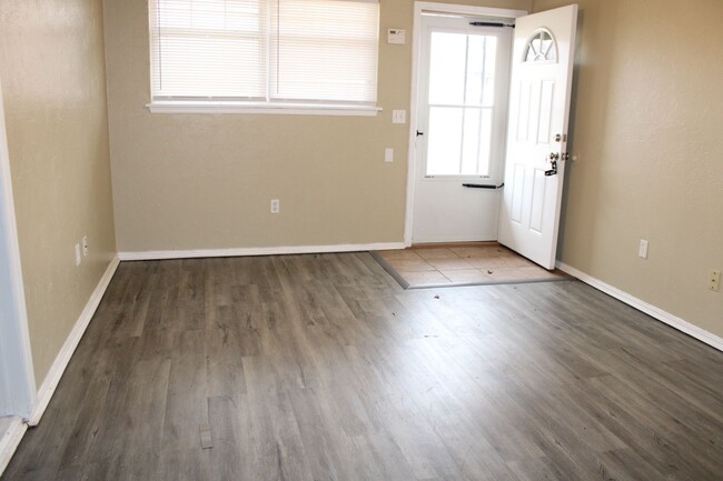 Building Photo - 4 bed, 2 bath - In Moore!