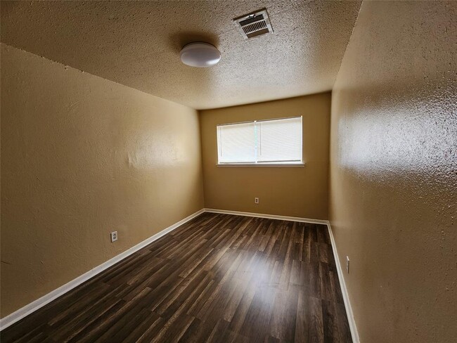 Foto del edificio - 4311 Yellowstone Blvd