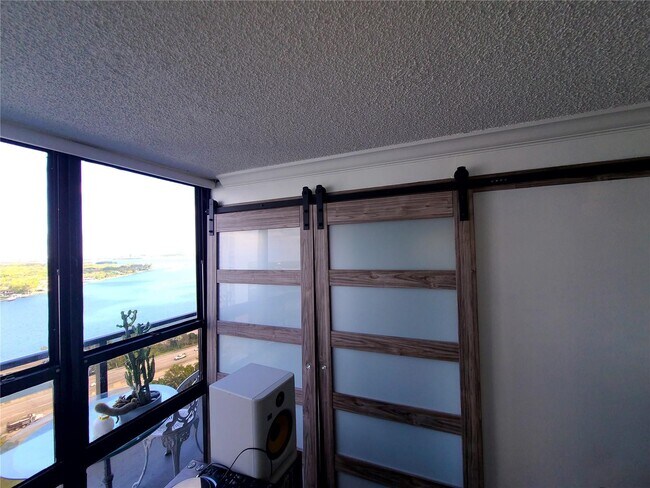 Foto del edificio - 600 NE 36th St