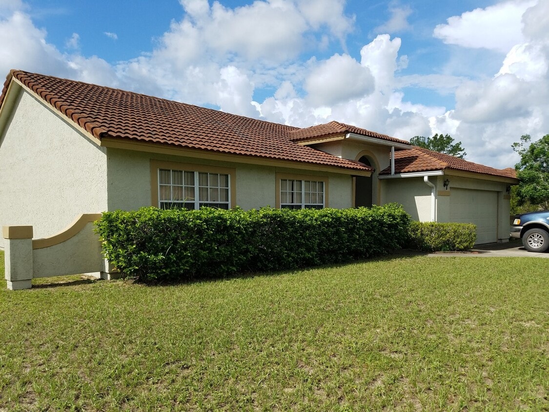 Foto principal - Newly Renovated 3/2 Home - Lake Joy/Magic ...