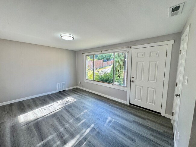 Foto del edificio - Beautifully Remodeled 4-Bedroom Home with Spacious Backyard in Mountlake Terrace