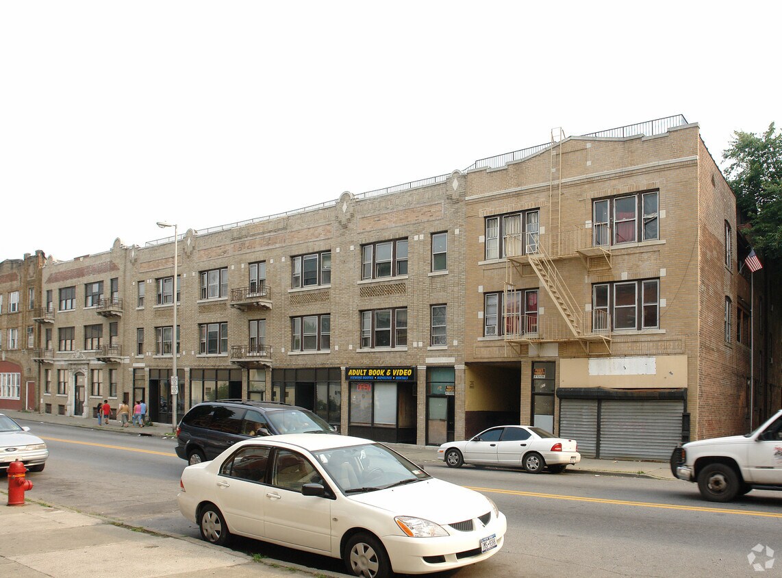 Primary Photo - 558 Main St