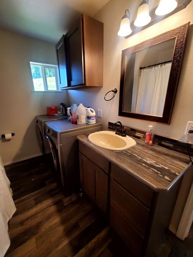 Building Photo - Gorgeous 4 bedroom 3 bathroom Kamiah house...