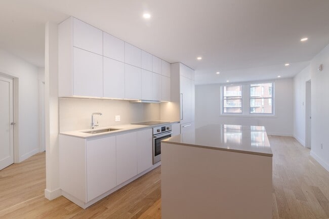 Building Photo - 5530 Ch De La Côte-Saint-Luc