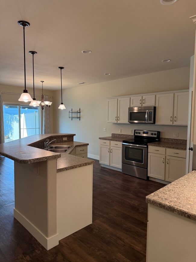 Building Photo - 2 Bedroom/ 2 Bathroom Townhome by Ben Stee...