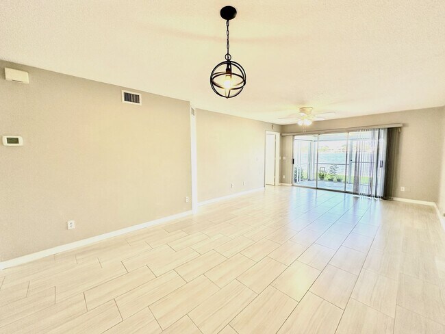 Foto del edificio - ** EMERALD LAKES ** 2 BED / 2 BATH CONDO - LAKE VIEW - CENTRAL NAPLES - ANNUAL RENTAL