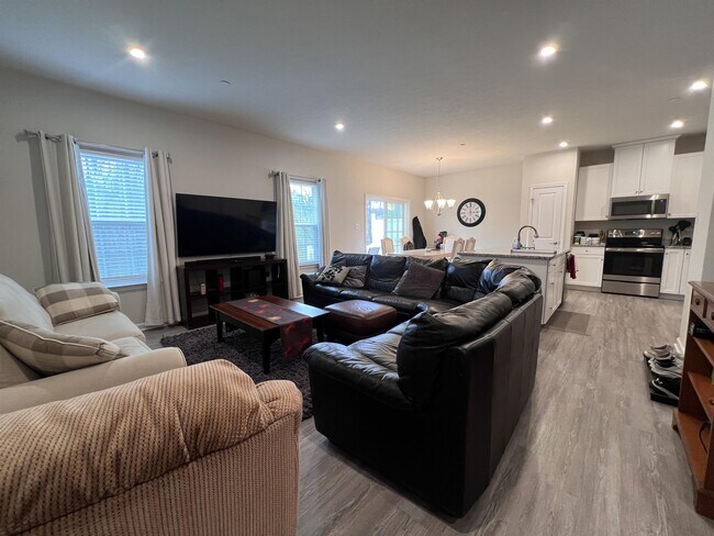 Building Photo - 226 Stonehurst Dr