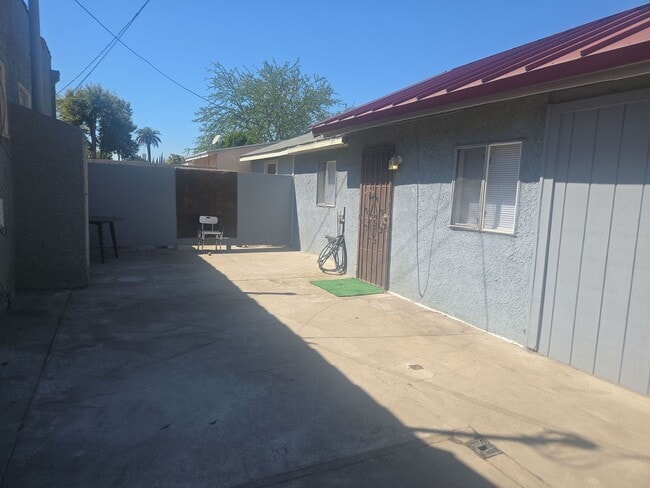 Must see this Large one bedrom one bath ADU home with availalbe off street parking. - Must see this Large one bedrom one bath ADU home with availalbe off street parking.