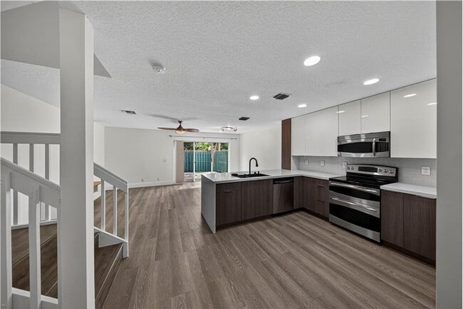 Foto del edificio - 744 NW 42nd Pl