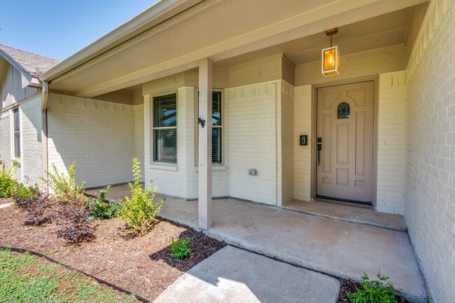 Building Photo - 1015 De Pauw Dr